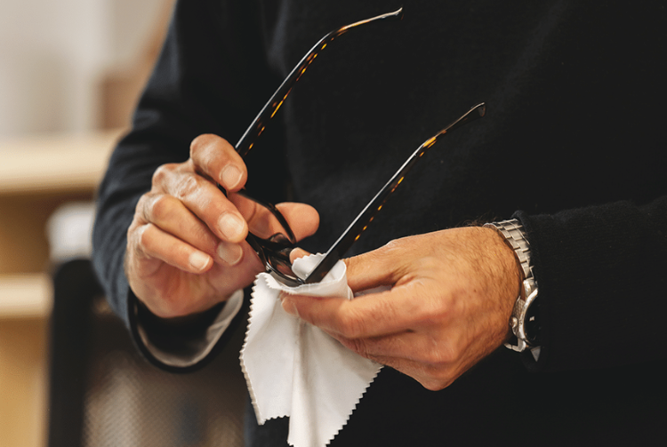 Comment bien nettoyer mes lunettes ? Nos conseils