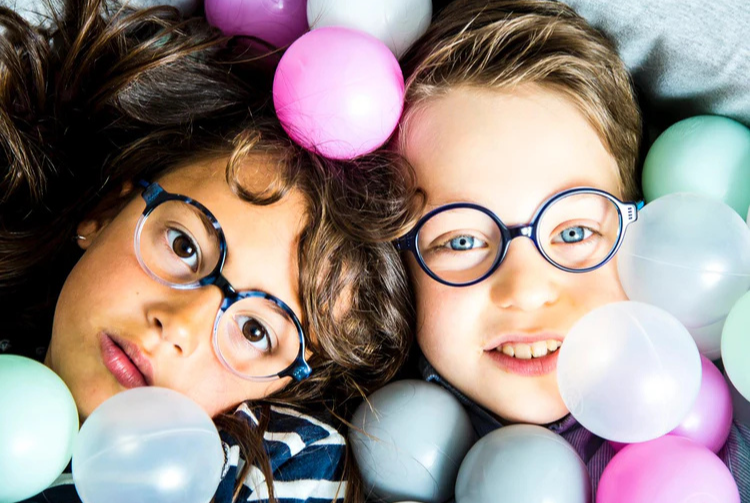 deux enfants avec des lunettes dans une piscine à boules Pornic, chauvé, saint-brévin-les-pins, chaumes-en-retz