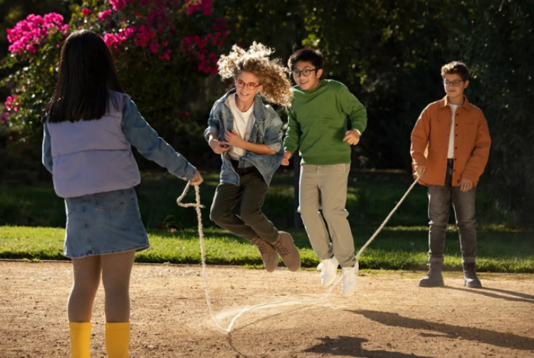 enfants avec des lunettes qui jouent Pornic, sainte-marie-sur-mer, saint-michel-chef-chef, la Bernerie-en-Retz