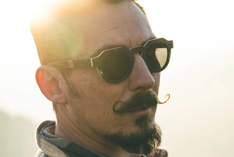 homme portant des lunettes de soleil à la vue bois Bouaye, saint-léger-les-vignes, port-saint-père, saint-mars-de-coutais