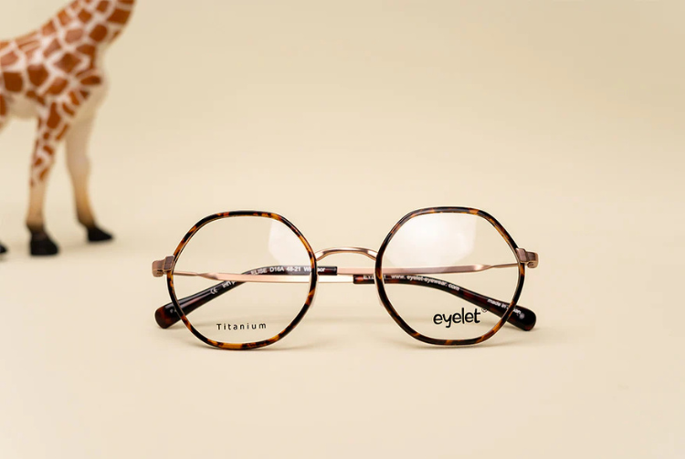 lunettes enfant métal avec sophie la girafe en fond Pornic, la plaine-sur-mer, les moutiers-en-retz, préfailles