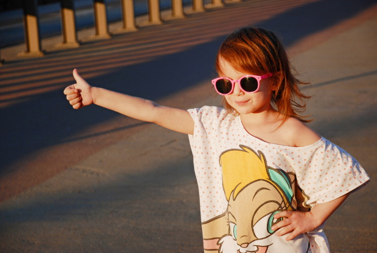 petite fille au soleil avec des lunettes protectrices Bouaye, saint-léger-les-vignes, port-saint-père, saint-mars-de-coutais
