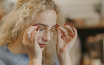 Pourquoi le réglage de vos lunettes est-il bien plus qu’un simple détail de confort ?