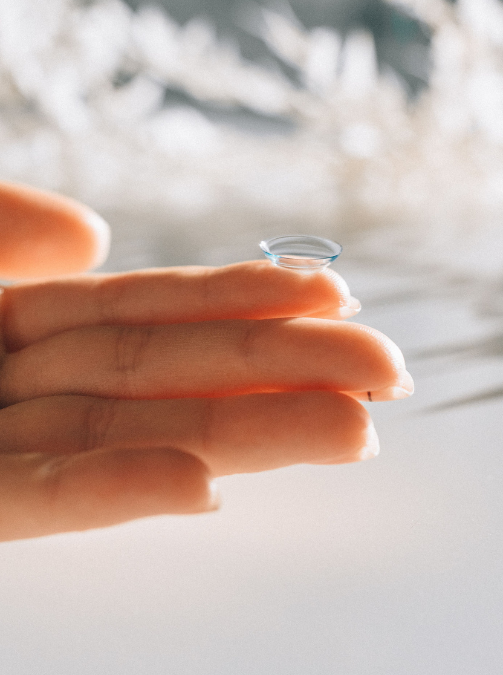 Porter des lentilles au quotidien : les règles d’or pour protéger vos yeux
